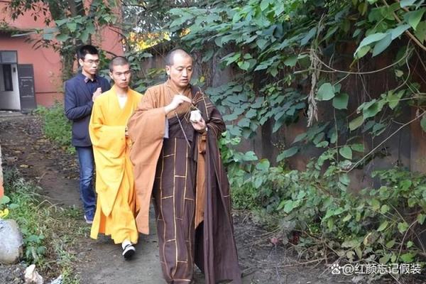 四川算命先生被当街捅死，凶手被捕后大怒：他算得太准，害我10年
