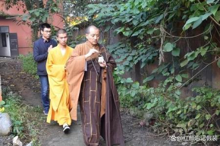 四川算命先生被当街捅死，凶手被捕后大怒：他算得太准，害我10年