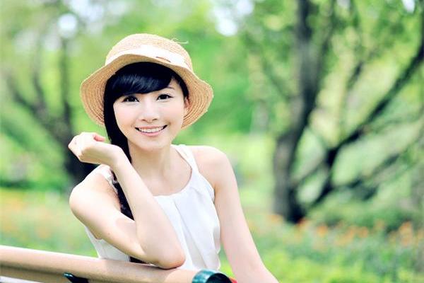可以坚持爱情的八字女命